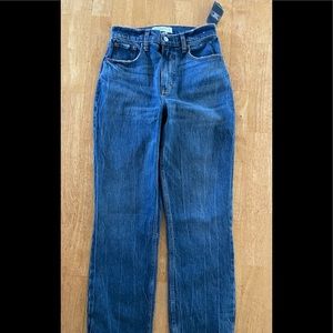 A&F  Ultra High Rise 90's straight jeans